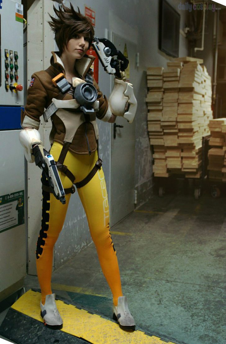 Tracer (Overwatch) Cosplay Workout and Guide: Train to Become Tracer!