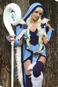 Crystal Maiden from DotA 2