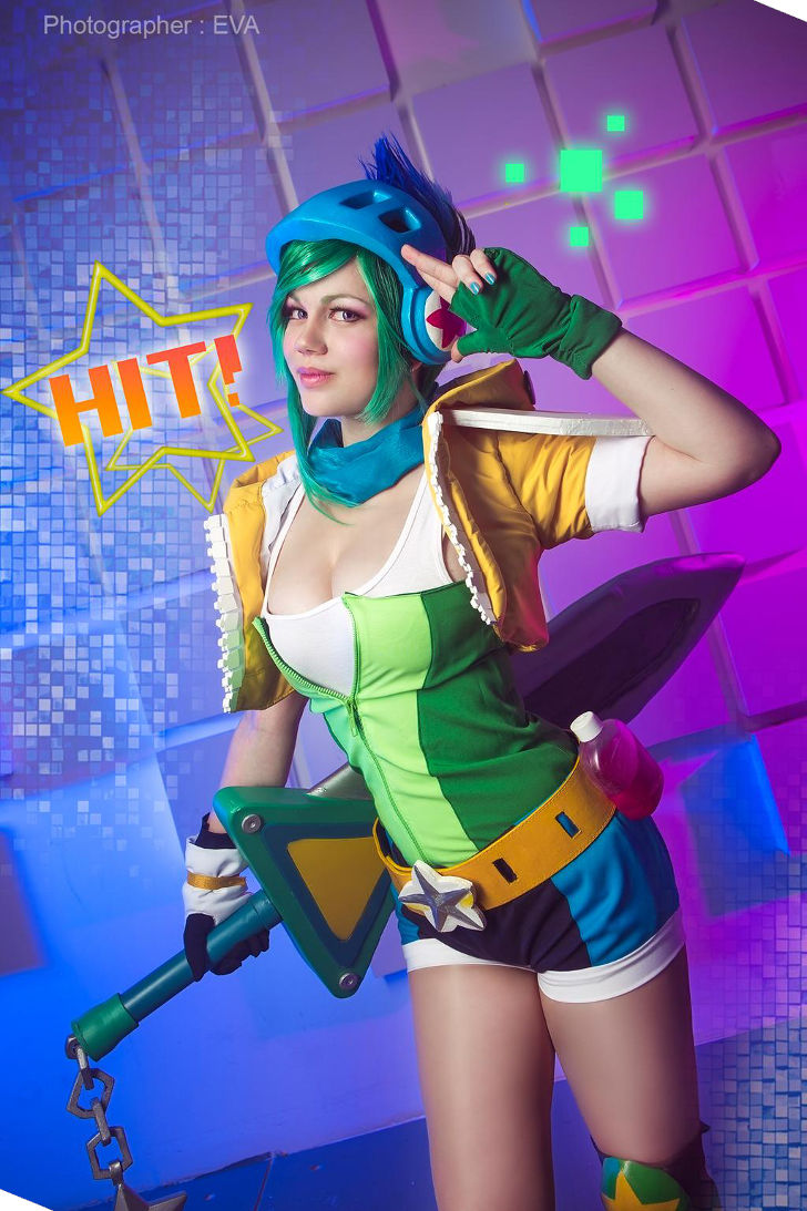 File:Cosplay of Arcade Riven, kneeling, 2015 LoL World Championships  (125411175).jpg - Wikimedia Commons