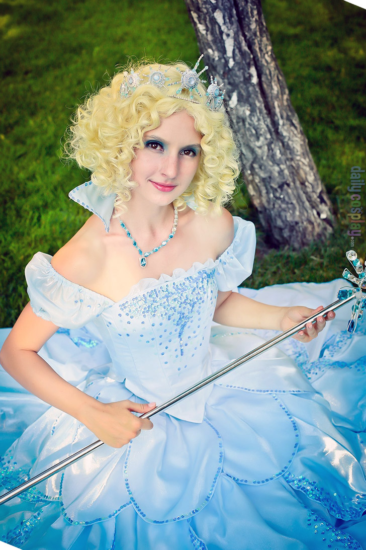 Glinda the Good from Wicked - Daily Cosplay .com