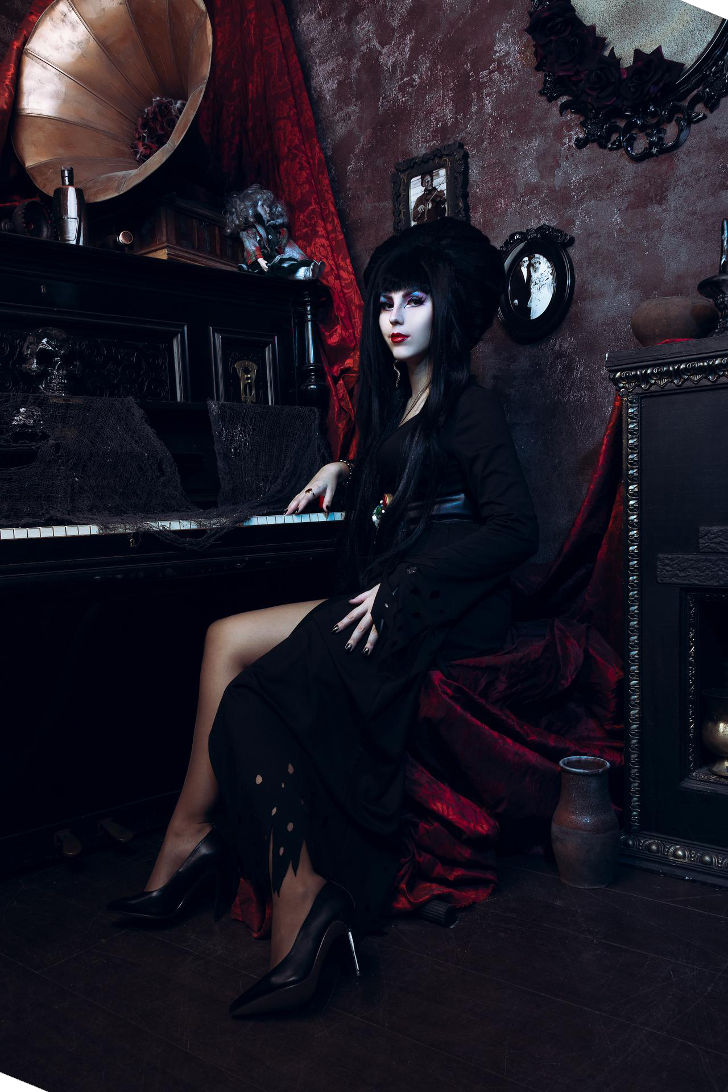 Elvira from Elvira Mistress of the Dark - Daily Cosplay .com
